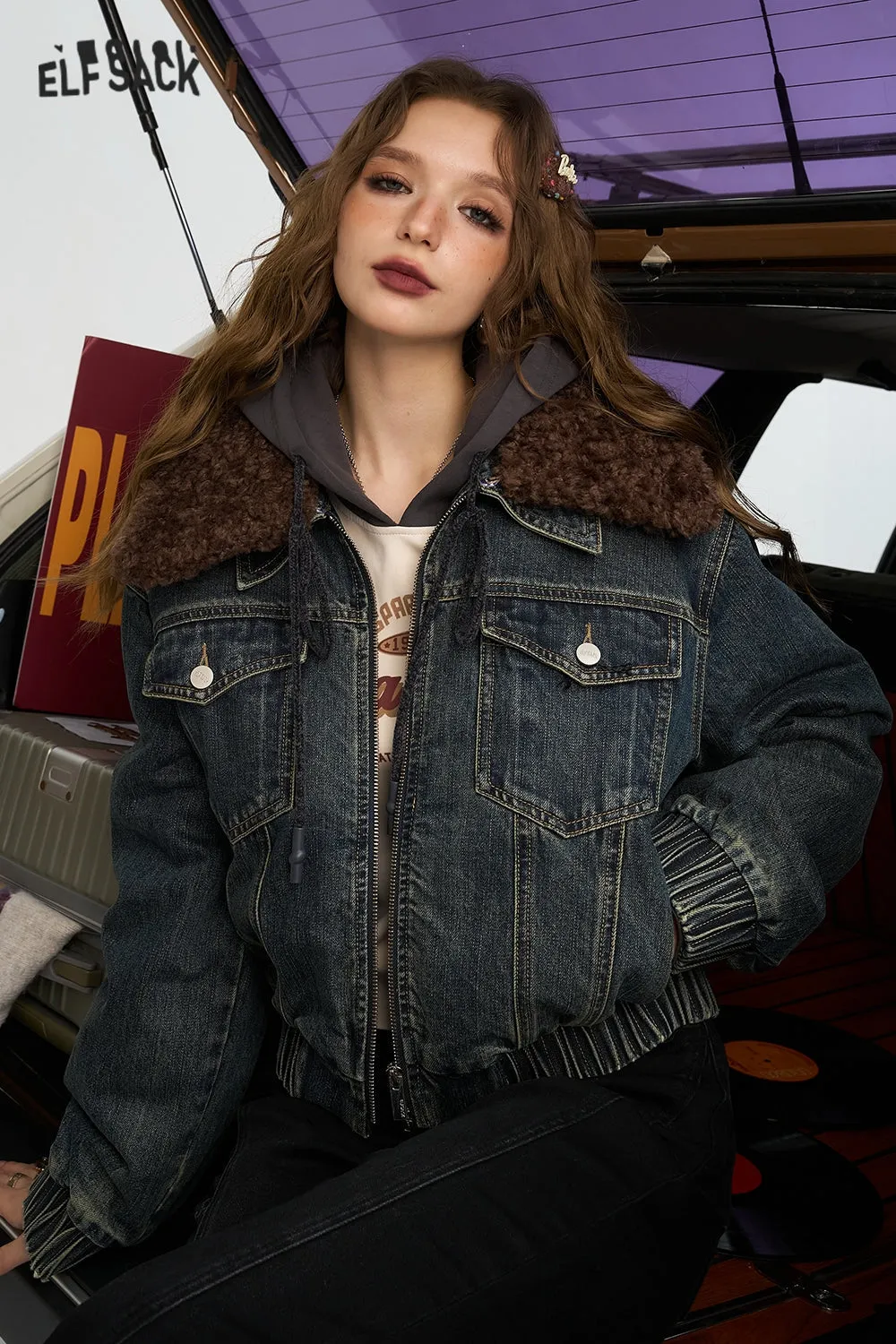 ELFSACK 2024 Winter New Arrivals Women's Retro Blue Denim Jacket with Fur Collar and Contrast Color