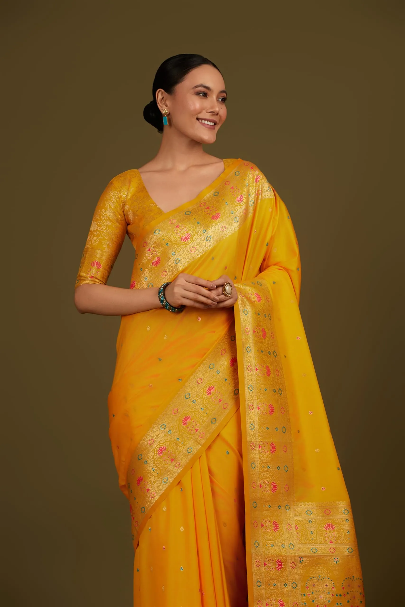 Women's Elegant Banarasi Silk Saree Brocade Motifs & Zari Woven Splendor Comes with Unstitched blouse piece